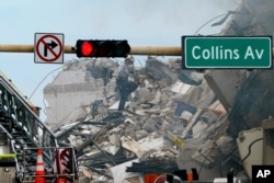 24일 미국 플로리다주 마이애미에서 12층 콘도 건물 일부가 붕괴됐다.