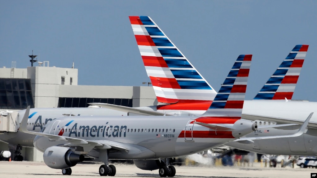 news-1-1 停在迈阿密国际机场停机坪上的美国航空公司的飞机. (资料照片)