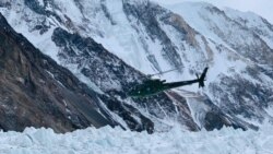 Helikopter tentara Pakistan tengah melakukan pencarian para pendaki gunung yang dilaporkan hilang saat mendaki gunung K2, gunung tertinggi kedua di dunia, 8 Februari 2021. 