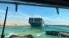 En esta foto publicada por la Autoridad del Canal de Suez, el Ever Given, un carguero con bandera de Panamá es acompañado por remolcadores del Canal de Suez mientras se mueve en el Canal de Suez, Egipto, 29 de marzo de 2021.