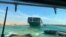 En esta foto publicada por la Autoridad del Canal de Suez, el Ever Given, un carguero con bandera de Panamá es acompañado por remolcadores del Canal de Suez mientras se mueve en el Canal de Suez, Egipto, 29 de marzo de 2021.