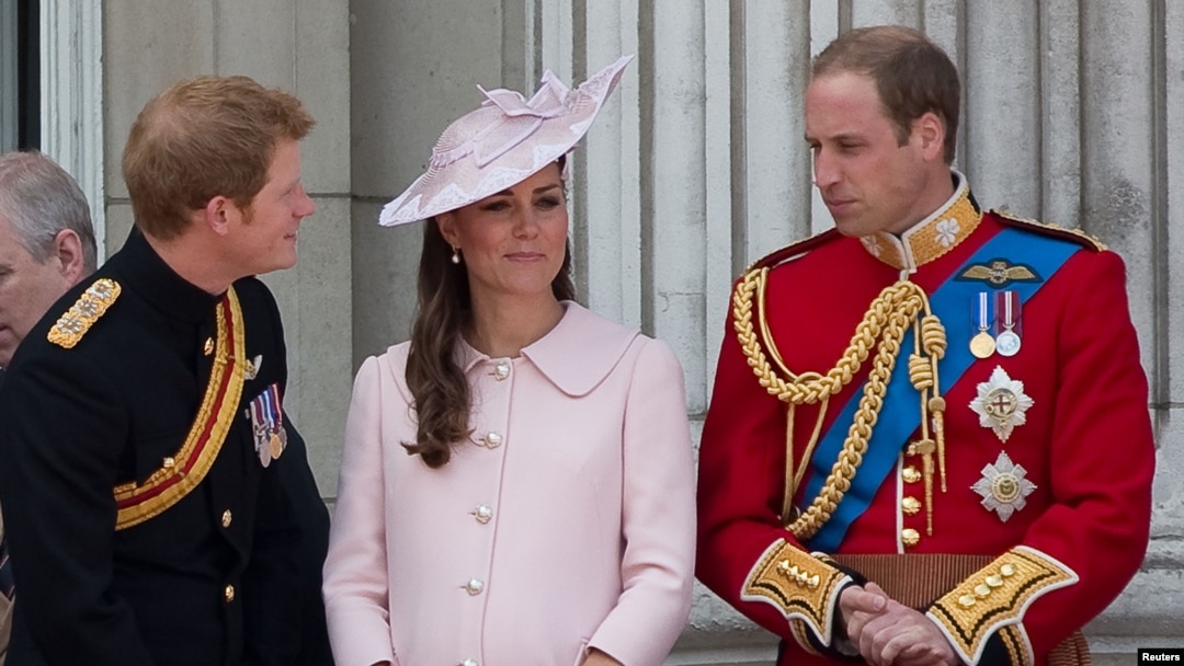 El príncipe Harry dialoga con la duquesa de Cambridge, Catherine Middleton y su hermano el príncipe William durante una ceremonia el mes pasado en el Palacio de Buckingham.