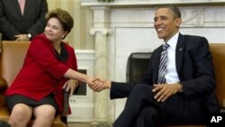 Presiden AS Barack Obama (kiri) menerima Presiden Brazil Dilma Rousseff di Gedung Putih hari Senin.