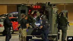 អ្នក​បច្ចេកទេស​ធ្វើការ​លើ​អង់តែន​អគ្គិសនី​មួយ​នៅ​ពេល​ថ្ងៃ​លិច​ក្នុង​ក្រុង​&nbsp;Roye&nbsp;ប្រទេស​បារាំង។&nbsp;