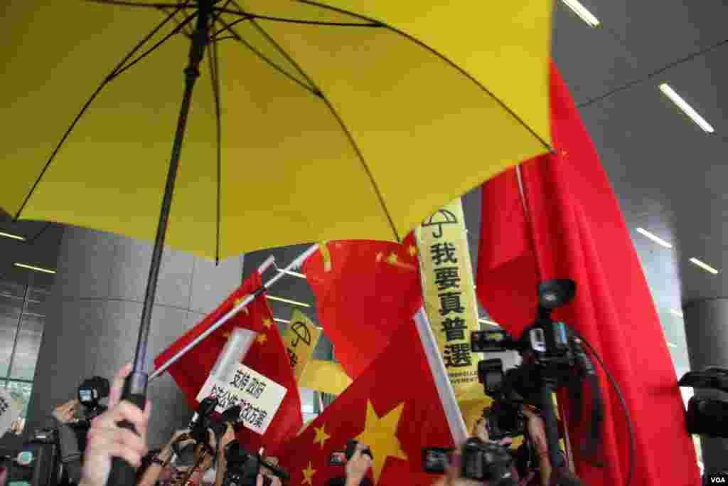 港府公布政改方案对立团体立法会外冲突 （美国之音海彦拍摄 ） 