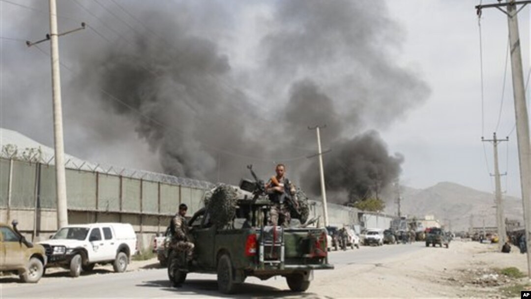 Kepulan asap dari lokasi ledakan bom di Kabul, Afghanistan (2/5). Taliban menarget perumahan warga asing di ibukota Afghanistan dan menewaskan sedikitnya tujuh orang beberapa jam pasca kunjungan mendadak Obama ke negara itu.