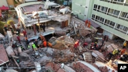 Bomberos y rescatistas buscan sobrevivientes entre los escombros del hotel Dubrovnik, parcialmente derrumbado, en Villa Gesell, Argentina, el miércoles 30 de octubre de 2024.