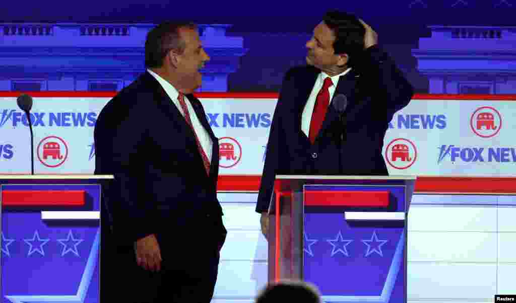 Durante el descanso para comerciales, el exgobernador de Nueva Jersey Chris Christie (izquierda) conversa de forma amigable con el actual gobernador de Florida, Ron DeSantis. La imagen no es un reflejo de los acalorados ataques que se cruzaron ambos pre candidatos presidenciales republicanos, cuando las cámaras los iluminaban.&nbsp;