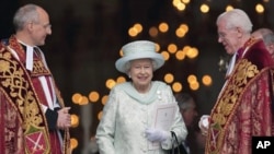즉위 60주년을 맞은 영국 엘리자베스 2세 여왕(가운데)