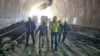 印度救援人员努力营救40名被困在坍塌隧道内的建筑工人