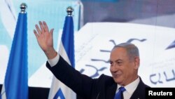 Kiongozi wa chama cha Likud Benjamin Netanyahu akipunga mkono kwa wafuasi nje ya makao makuu ya chama chake mjini Jerusalem. Nov 2, 2022