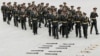 Anggota band militer China tampak bersiap sebelum tampil pada upacara memperingati Hari Martir di Lapangan Tiananmen, di Beijing, dimulai pada 30 September 2021. (Foto: Reuters/Carlos Garcia Rawlins)