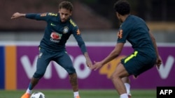 Neymar, à gauche, et Marquinhos, a droite, lors d'une séance d'entraînement de l'équipe nationale de football brésilien avant la Coupe du Monde de la FIFA 2018, au centre de formation de Granja Comary à Teresopolis, Rio de Janeiro, Brésil, le 24 mai 2018 