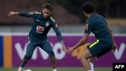 Neymar, à gauche, et Marquinhos, a droite, lors d'une séance d'entraînement de l'équipe nationale de football brésilien avant la Coupe du Monde de la FIFA 2018, au centre de formation de Granja Comary à Teresopolis, Rio de Janeiro, Brésil, le 24 mai 2018 