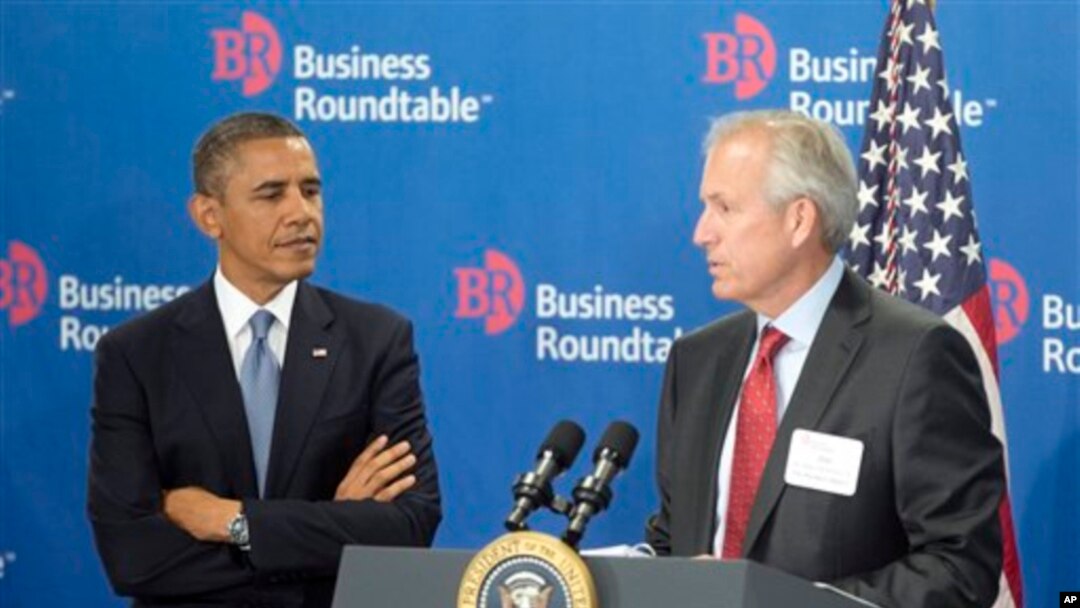 Tổng thống Obama và Giám đốc điều hành Boeing W. James McNerney, Jr trong cuộc gặp tại Washington, ngày 18/9/2013.