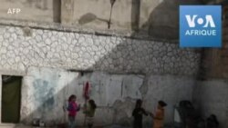 Syrie: des familles déplacées trouvent refuge dans une prison abandonnée à Idleb