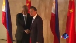 中国外长访问菲律宾谋求改善双边关系