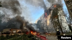 Požar u zgradi u Harkovu posle ruskog napada (Foto: REUTERS/Vitalii Hnidyi)