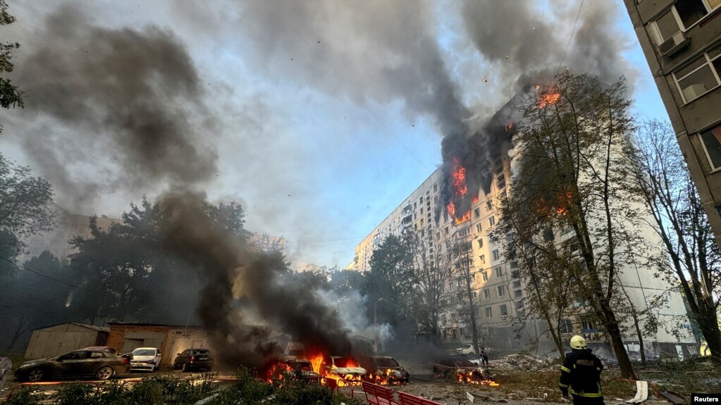 Pamje të ndërtesës banesore të sulmuar nga Rusia në Kharkiv, më 30 gusht, 2024/Reuters
