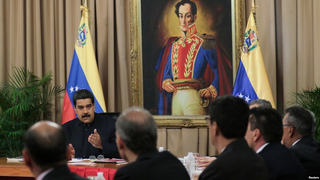 El presidente Nicolás Maduro habla durante una reunión con el Consejo de Defensa en el Palacio Miraflores, en Caracas.