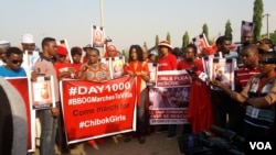 Kungiyar BBOG ko Bring Back Our Girls a turance, da shugabarsu Oby Ezekwesili da Hajiya Aisha Yusuf sanye da hijab a bayan shugabar