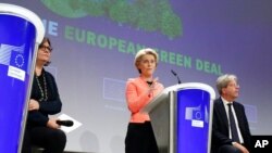 European Commission President Ursula von der Leyen, center, speaks during a media conference at EU headquarters in Brussels, July 14, 2021. The European Union unveiled new legislation to help meet its pledge to cut climate-changing emissions.