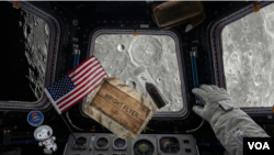 یک بسته از وسایل یادگاری شامل پرچم ایالات متحده و سایر ملحقات قرار است در این پرواز سفینه به دور ماه برود.