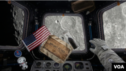 깃발과 달 흙, 라이트 형제 비행기 조각이 달 궤도 비행에 함께 나선다.