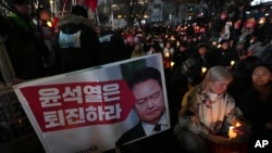 La gente sostiene velas durante una vigilia con velas contra el presidente de Corea del Sur, Yoon Suk Yeol, en Seúl, Corea del Sur, el 4 de diciembre de 2024.