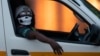 Un conducteur portant un masque à Kwa-Thema à l'est de Johannesbourg en Afrique du Sud le 17 mars 2020.