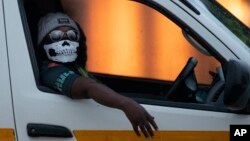 Un conducteur portant un masque à Kwa-Thema à l'est de Johannesbourg en Afrique du Sud le 17 mars 2020.