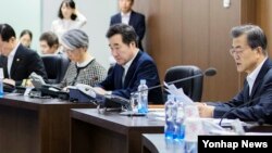 문재인 한국 대통령(오른쪽)이 15일 오전 청와대에서 국가안전보장회의(NSC) 전체회의를 주관, 북한의 미사일 발사 대응 방안을 논의하고 있다.