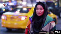 Gambar dari video saat Anniesa Hasibuan mengikuti New York Fashion Week 2016. Anniesa dan suaminya Andika Surachman ditahan polisi setelah agen perjalanan milik mereka, First Travel, tidak bisa memenuhi janji untuk memberangkatkan ribuan calon jemaah umrah yang sudah membayar lunas biaya perjalanan. (Foto: VOA/dok) 