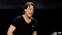 Eddie Van Halen dalam sebuah pertunjukan di Los Angeles bersama band-nya Van Halen.