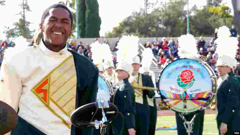 表演结束喜形于色