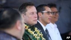 Elon Musk, segundo desde la izquierda, asiste al lanzamiento del servicio de Internet por satélite Starlink en un centro de salud pública en Denpasar, Bali, Indonesia, el domingo 19 de mayo de 2024. AP