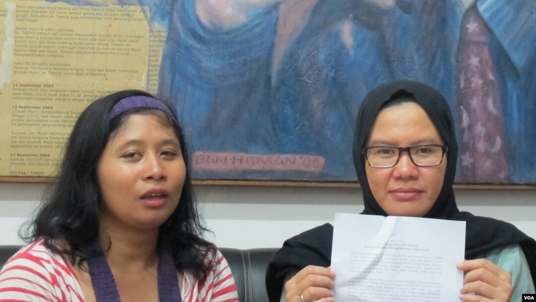 Wakil Koordinator Bidang Advokasi Kontras, Yati Andriyani (kanan) dan Staf Kontras, Indah (kiri). (VOA/Fathiyah Wardah)