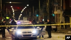 Un tiroteo tuvo lugar en las calles de Filadelfia el lunes, dejando cuatro personas con lesiones y una persona muerta. 