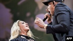 Beyoncé y Jay-Z en el Stade de France, en las afueras de París, Francia. 15-7-18. AFP FOTO / Brendan Smialowski.