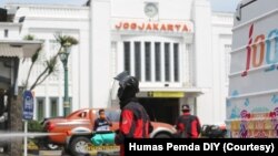 Petugas dari BPBD DIY melakukan penyemprotan desinfektan di kawasan Stasiun Tugu, Yogyakarta, 22 Maret 2020. (Foto: Courtesy/Humas Pemda DIY)