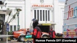 Petugas dari BPBD DIY melakukan penyemprotan desinfektan di kawasan Stasiun Tugu, Yogyakarta, 22 Maret 2020. (Foto: Courtesy/Humas Pemda DIY)