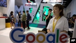 Para pengunjung berbicara pada staf di stand Google selama ajang Global Mobile Internet Conference (GMIC) yang diselenggarakan di Beijing, China tanggal 28 April 2017 (foto: AP Photo/Ng Han Guan)