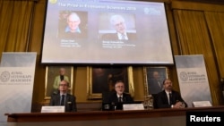سخنگویان آکادمی سلطنتی سوئد برندگان نوبل اقتصاد را معرفی کردند. 