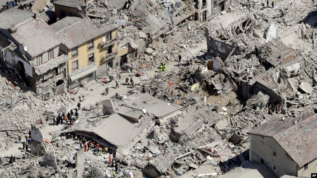 En Amatrice, un pintoresco pueblo medioeval de unos 3.000 residentes, el alcalde Sergio Perozzi dijo que “la mitad del pueblo ya no existe.