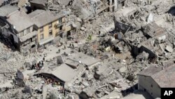 En Amatrice, un pintoresco pueblo medioeval de unos 3.000 residentes, el alcalde Sergio Perozzi dijo que “la mitad del pueblo ya no existe.