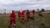 ARCHIVO - Trabajadores de la Cruz Roja mapean el área en la isla griega de Santorini, en el mar Egeo, en medio de una continua actividad sísmica, el 8 de febrero de 2025.