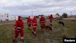 ARCHIVO - Trabajadores de la Cruz Roja mapean el área en la isla griega de Santorini, en el mar Egeo, en medio de una continua actividad sísmica, el 8 de febrero de 2025.