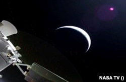 2026년 4월 2일, 미국 플로리다주 케이프 커내버럴의 케네디 우주센터에서 발사된 아르테미스 2호의 오리온 캡슐이 달 근접 비행을 위해 지구를 떠나고 있다. 태양 광선을 받아 초승달 모양으로 빛나는 오리온 캡슐의 모습을 영상에서 캡처한 사진. (제공: NASA)