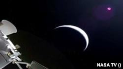 این سفینۀ فضایی در ماموریت ده روزۀ خود اطراف ماه را دور زده به زمین برمی‌گردد