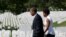 El presidente Obama y su esposa, Michelle Obama, visitaron las tumbas de soldados caídos en Afganistán e Irak.